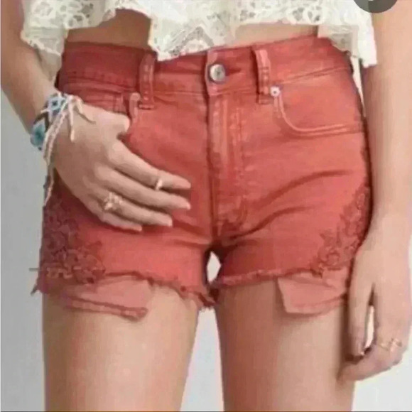 American Eagle Hi-Rise Festival Floral Embroider Fray Pink Denim Shorts Size 10 - Picture 1 of 13